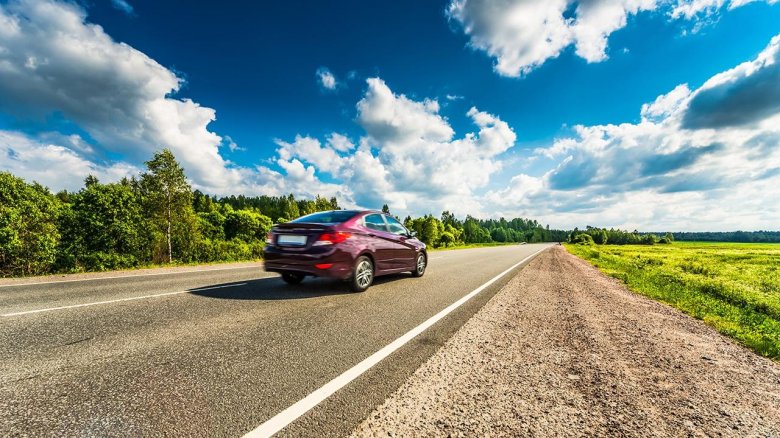 Машина на проселочной дороге