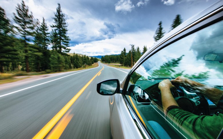 Машина на дороге