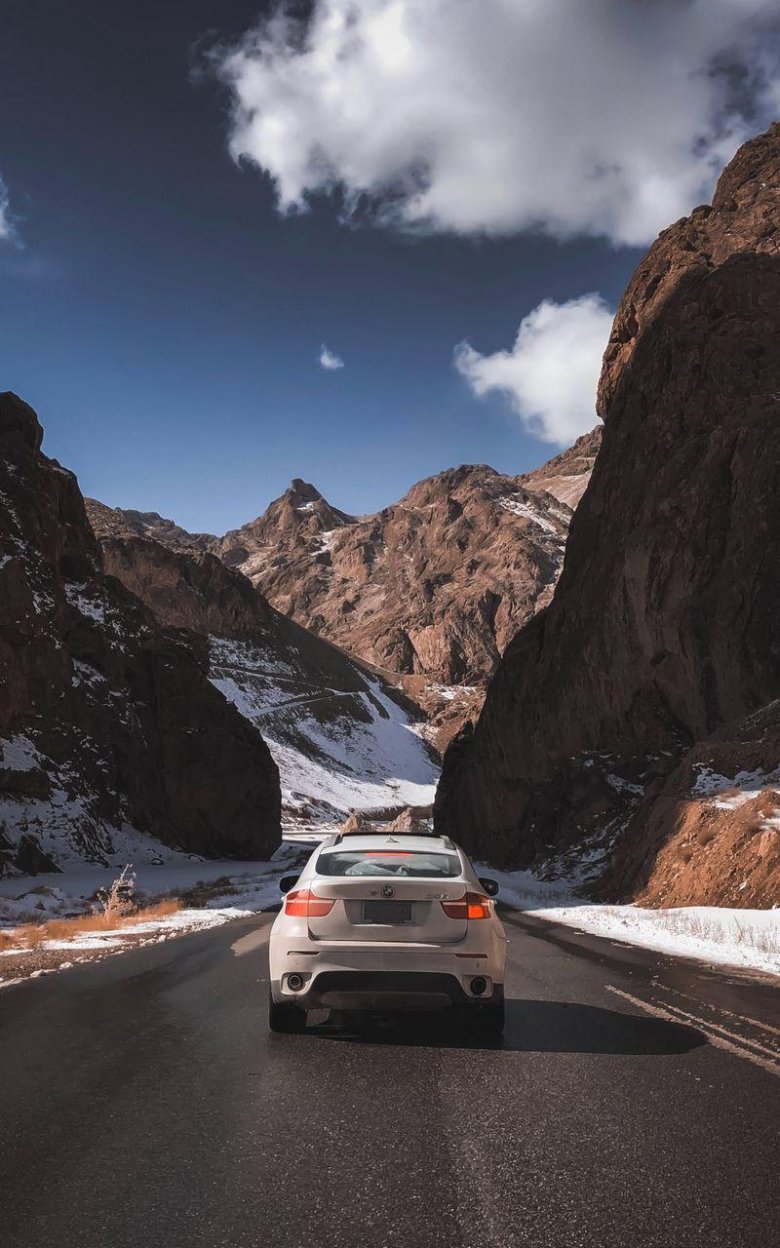 Машина на дороге сзади