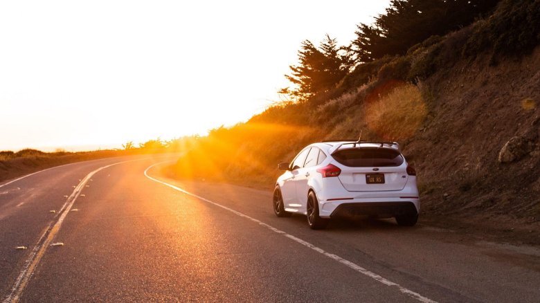 Машина на дороге