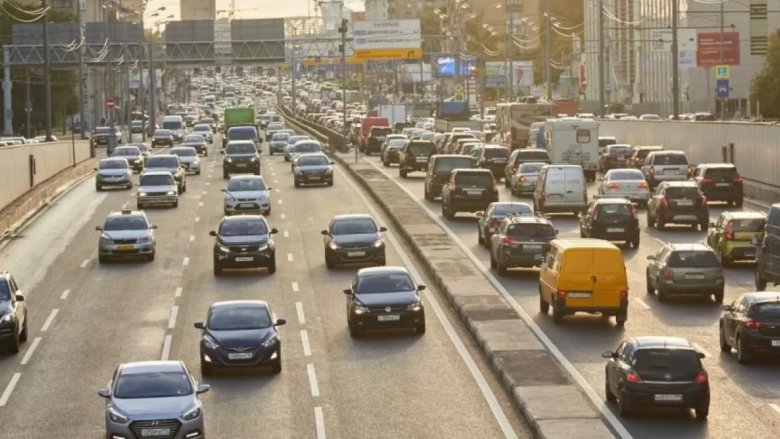 Машина на дороге