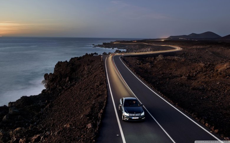 Машина на трассе