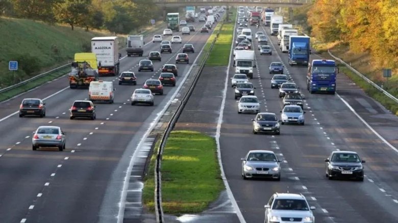 Машина на дороге