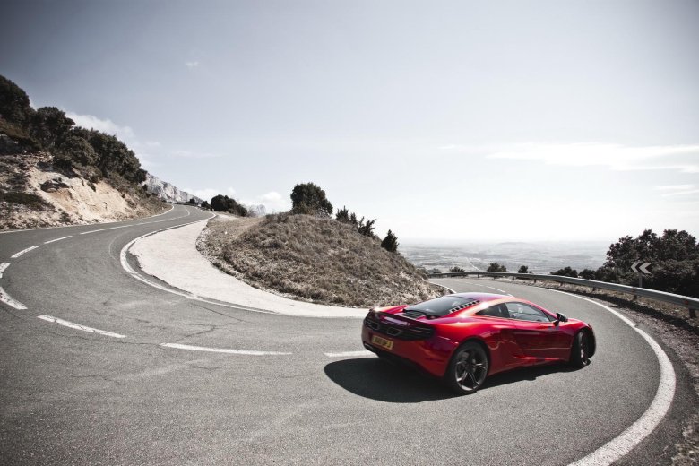 Машина на дороге