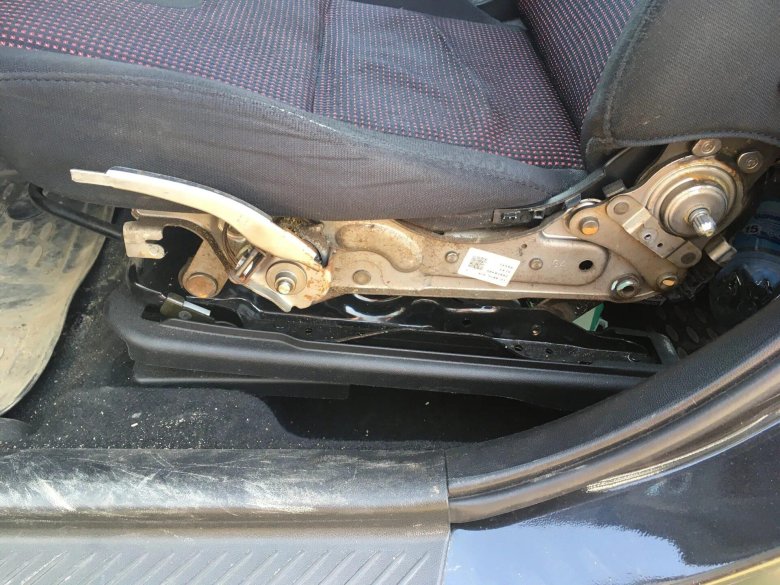 Регулировочный механизм сидения Мазда 3