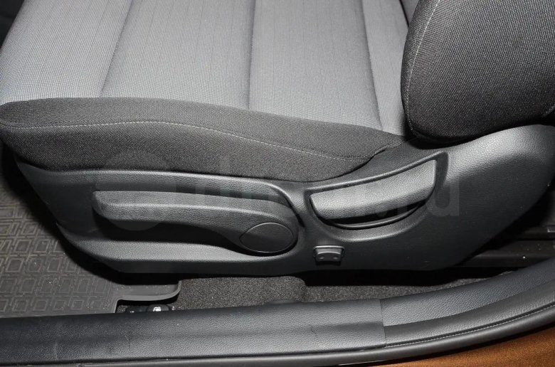 Сиденье водителя с регулировкой по высоте и поясничной поддержкой