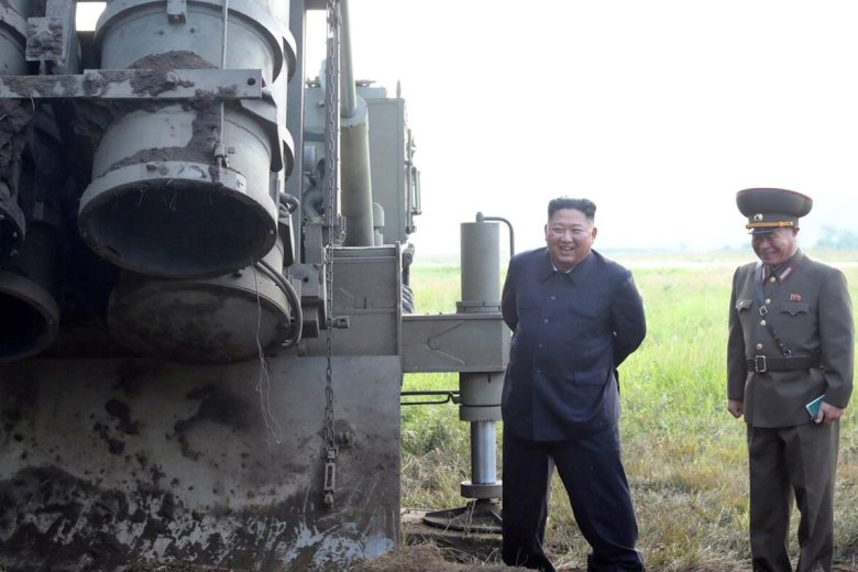 Ким Чен Ын на испытании ракет
