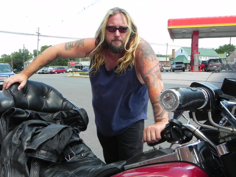 Байкер с длинными волосами