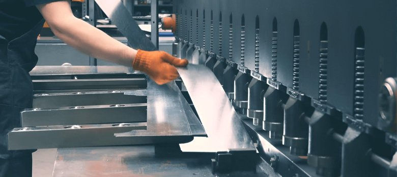 Резка листового металла гильотиной