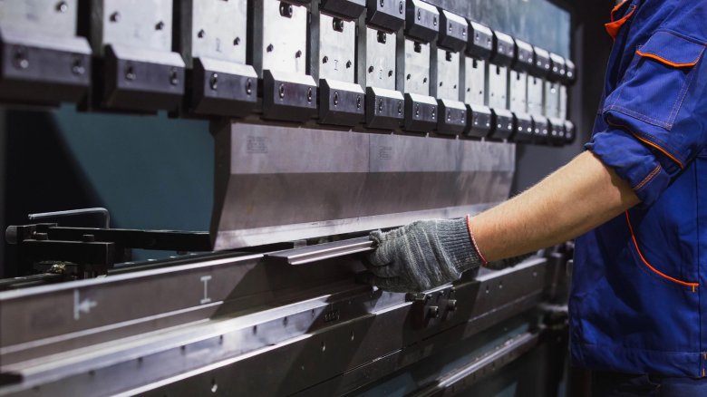 Резка металла гильотиной