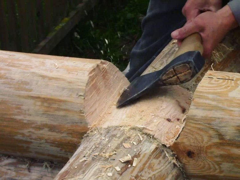 Топор для рубки пазов в бревне