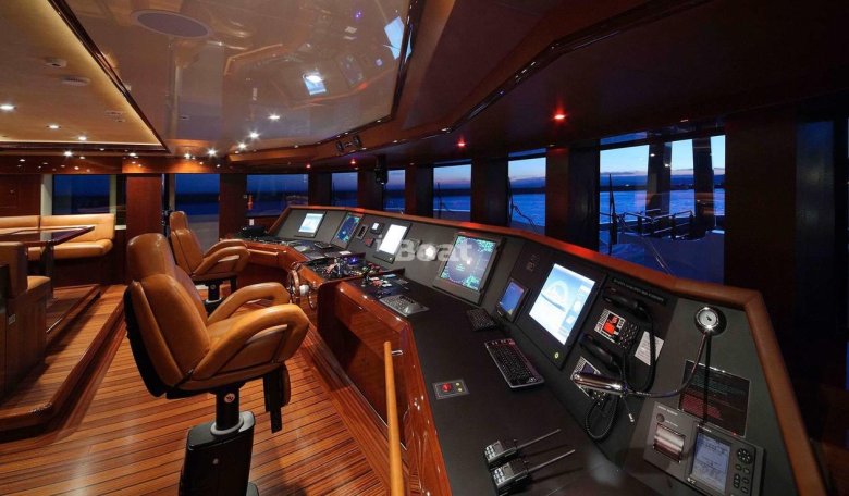 Рубка яхты Беринг