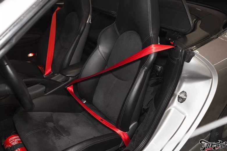 Красные ремни безопасности