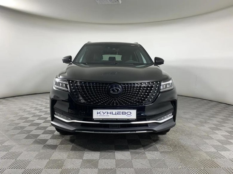 Черный внедорожник