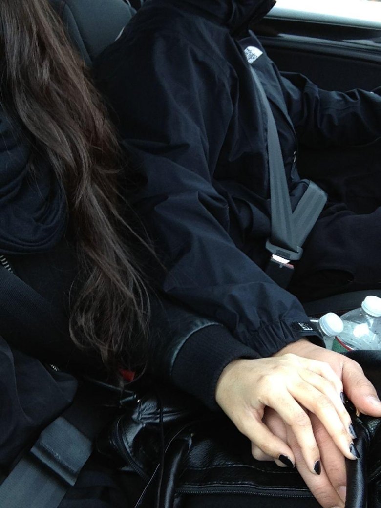 Парень с девушкой без лица