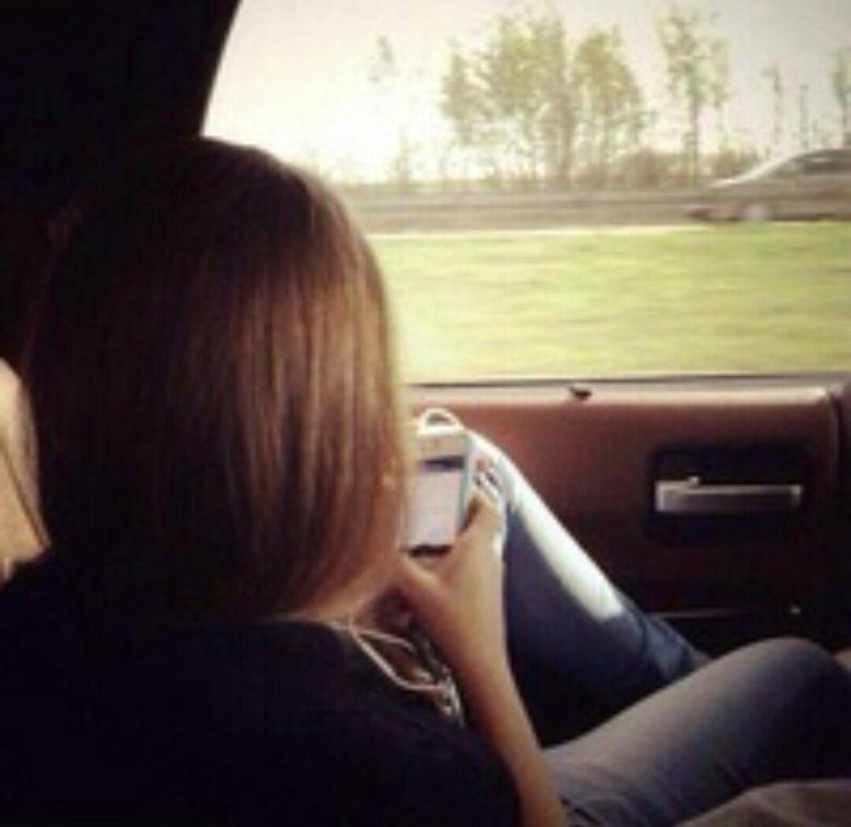 Девушка со спины русые волосы в машине