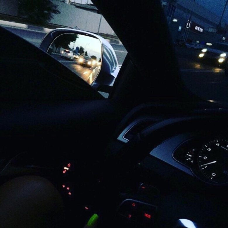 Девушка за рулём без лица