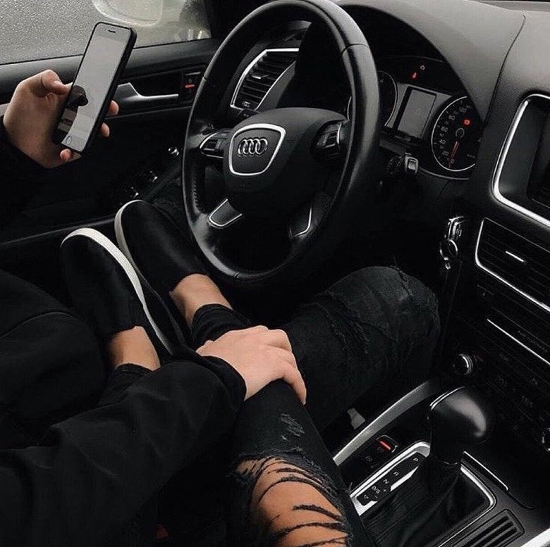 Парочка в машине