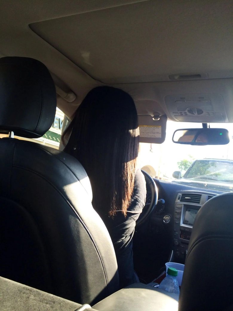 Девушка в машине со спины