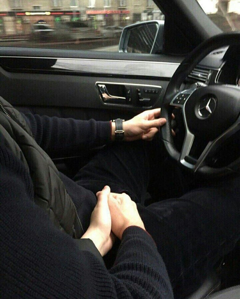 Руки влюбленных в машине