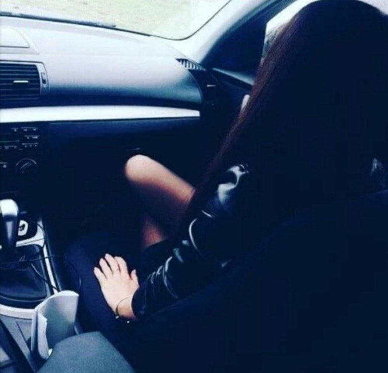 Брюнетка в машине без лица