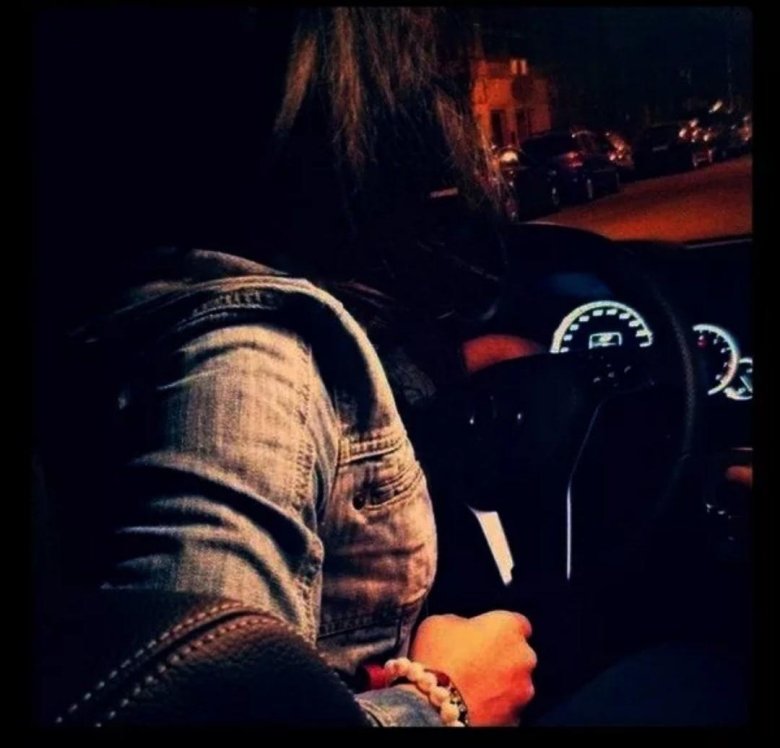 Брюнетка за рулём ночью