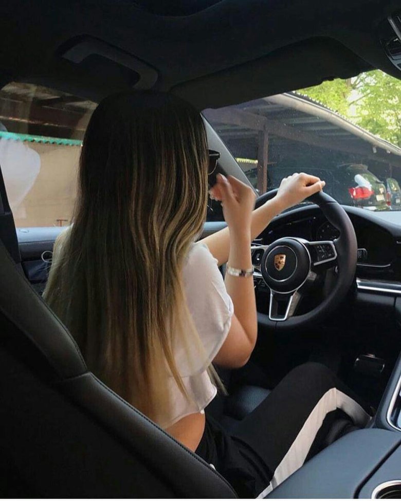 Девушка за рулем