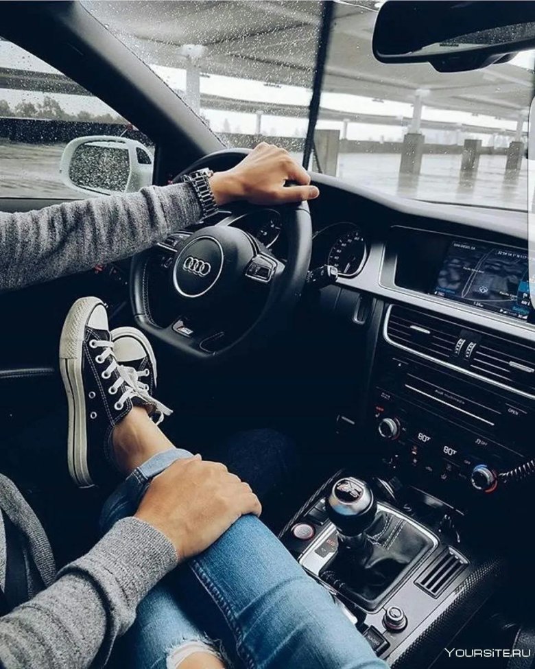 Парень в машине