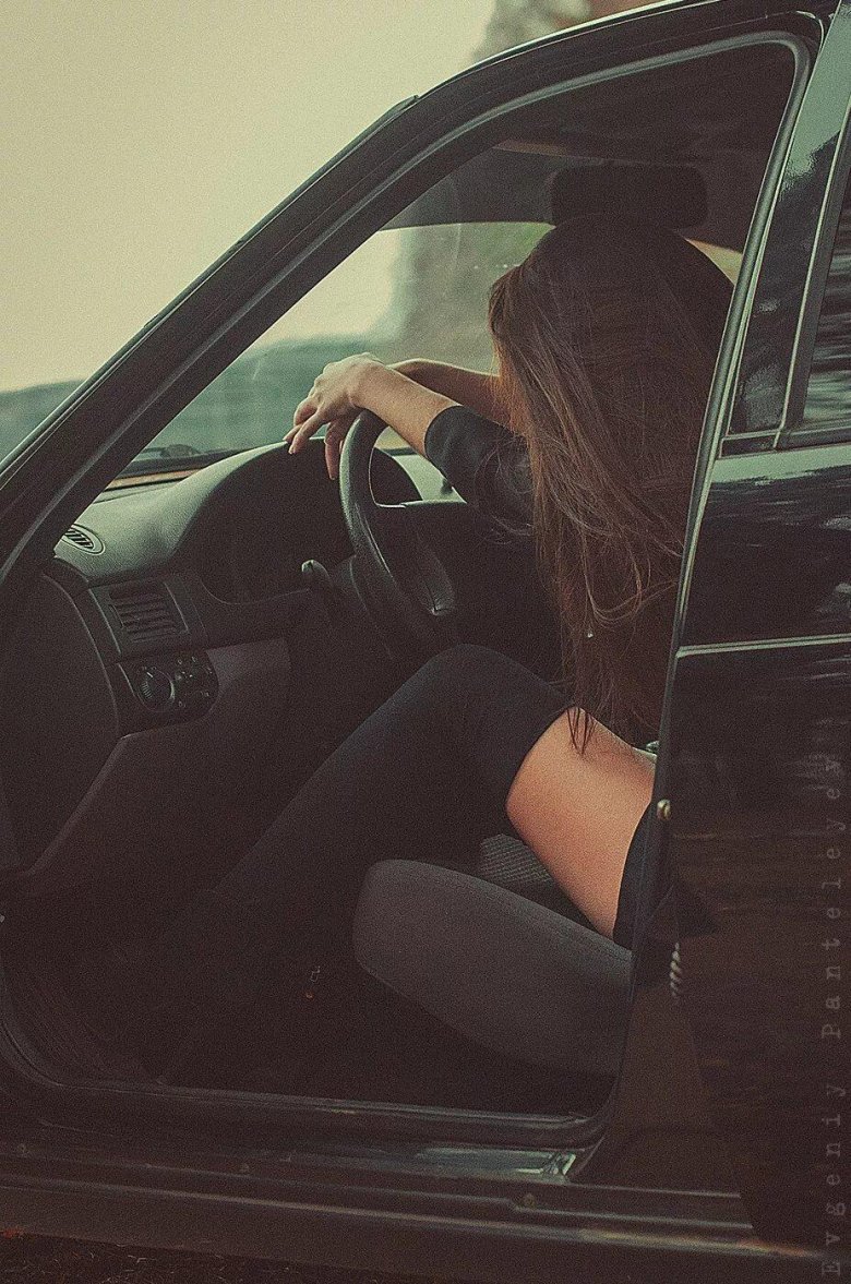 Девушка в машине