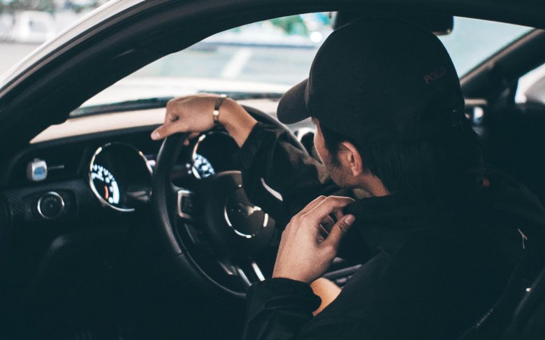 Человек в машине