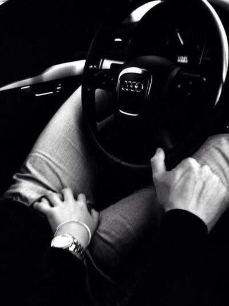Мужские руки на руле