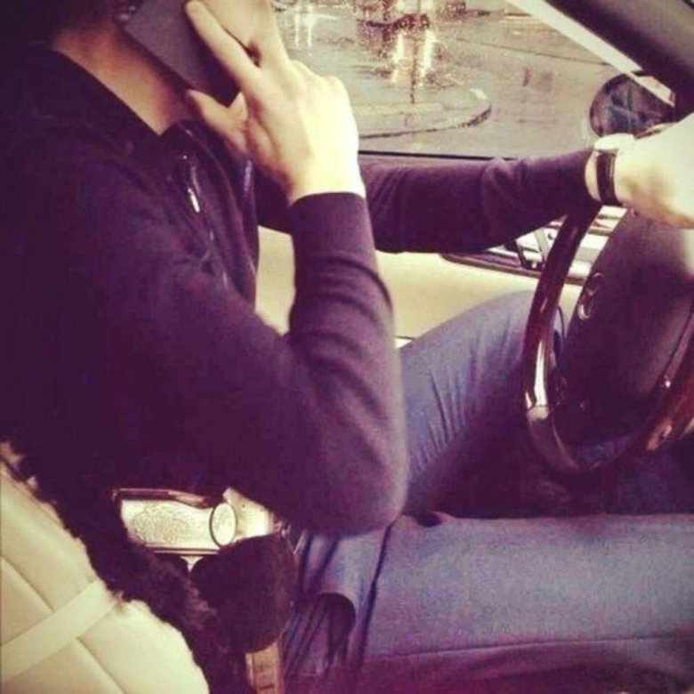 Парень в машине без лица