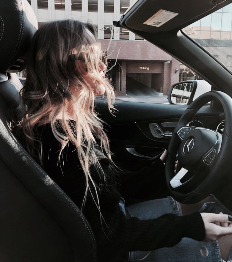 Девушка за рулем