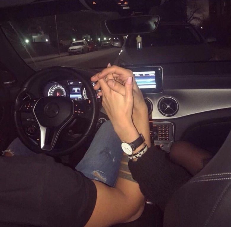 Парень с девушкой в мерсе