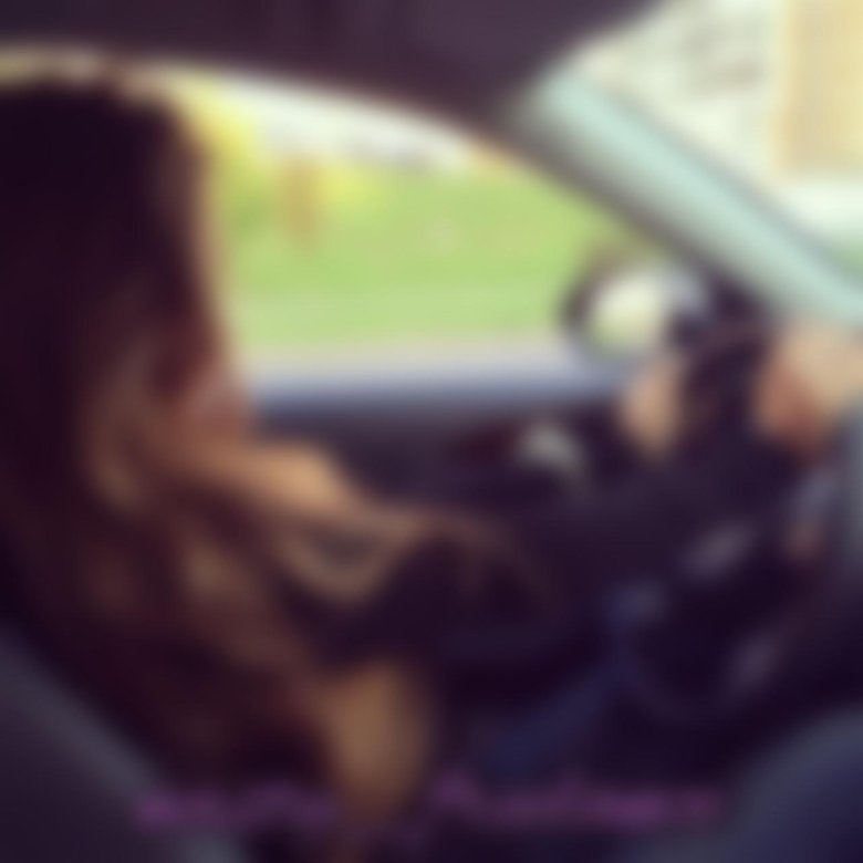 Девушка за рулем