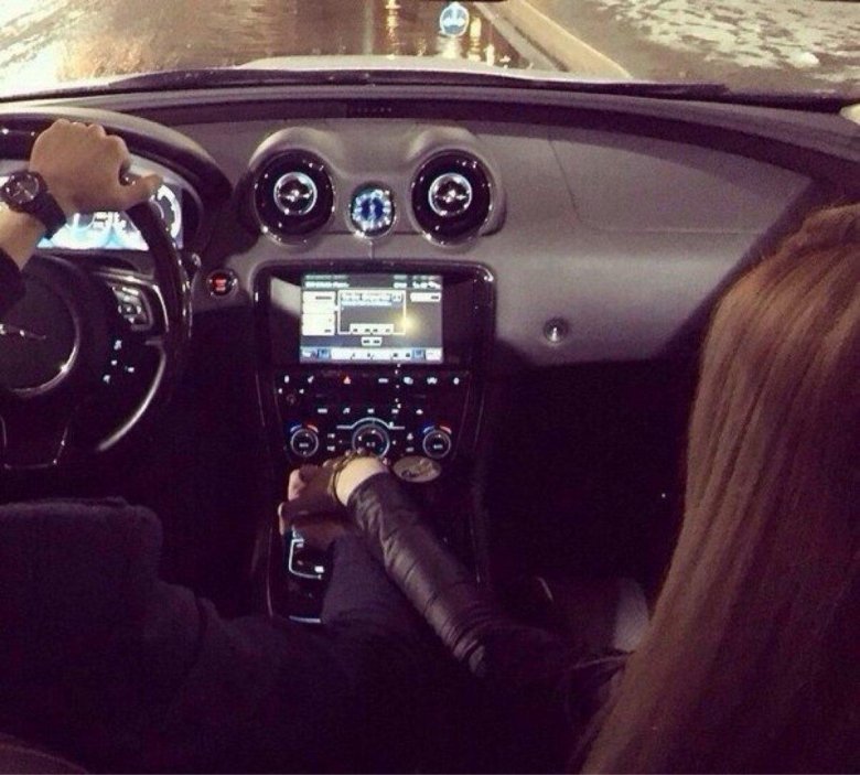 Парень с девушкой в машине