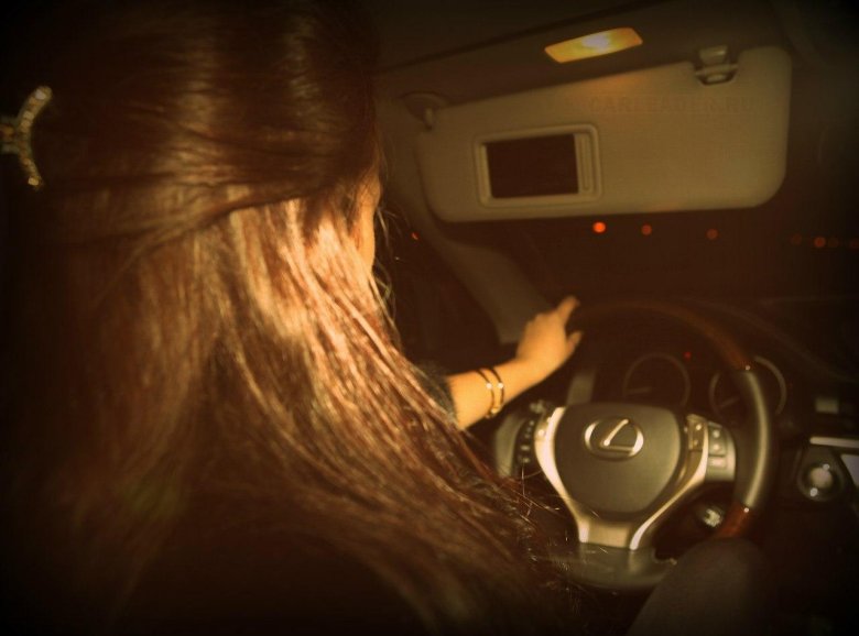 Девушка за рулем Лексуса