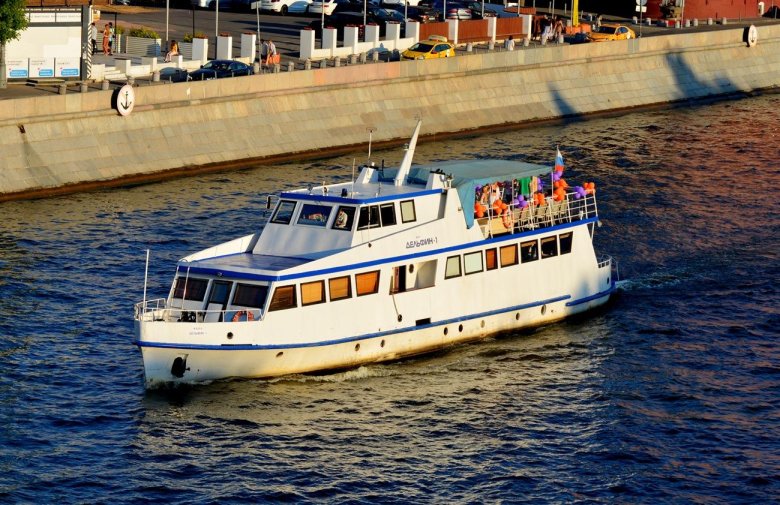 Теплоход Дельфин 1