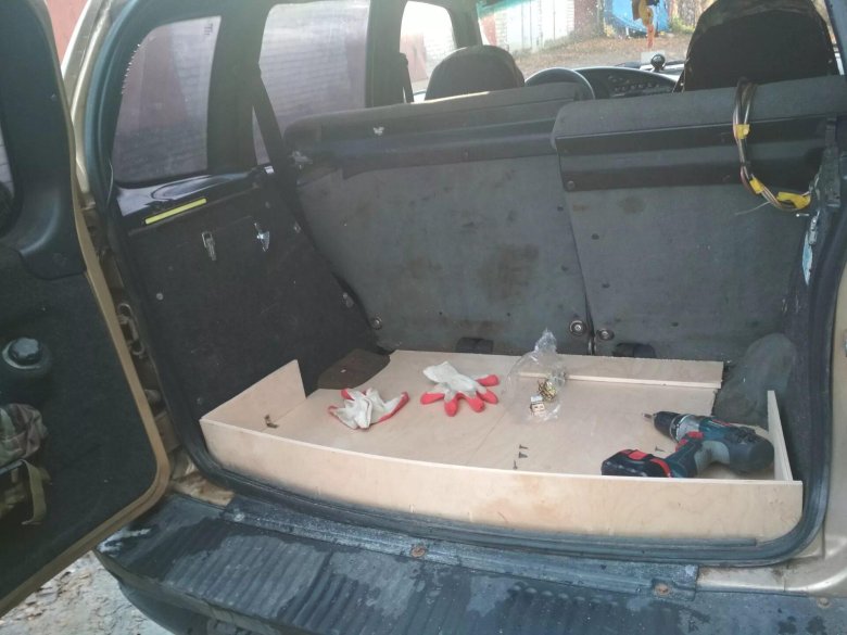 Ящик в багажнике Шеви Нива