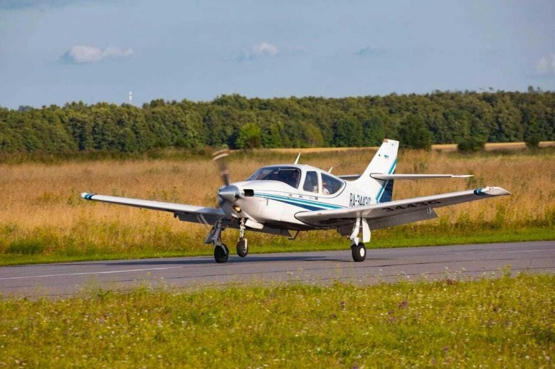 Четырехместный самолет