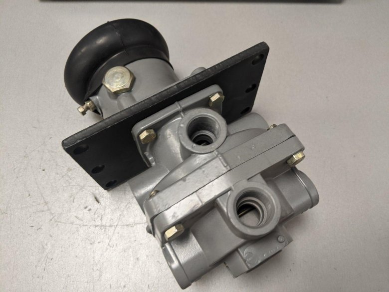 Кран главный тормозной КАМАЗ 100-3514008