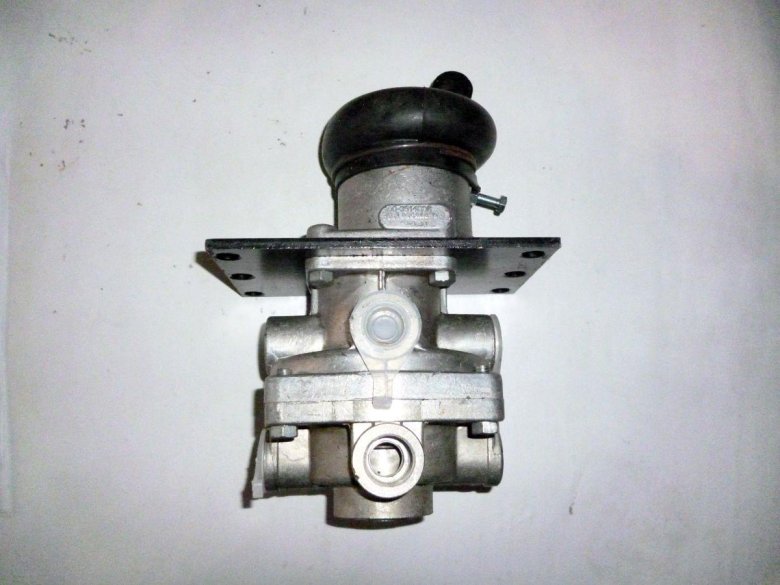 Кран главный тормозной КАМАЗ 100-3514008