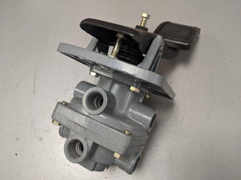 Главный тормозной кран КАМАЗ 100-3514108