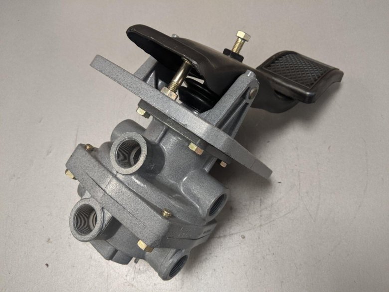 100-3514108 Кран тормозной