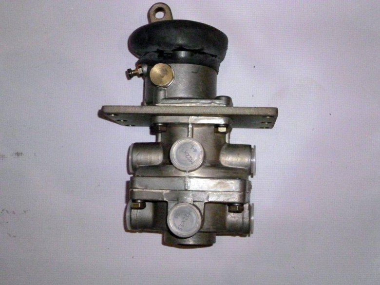 Кран тормозной 100-3514008 КАМАЗ