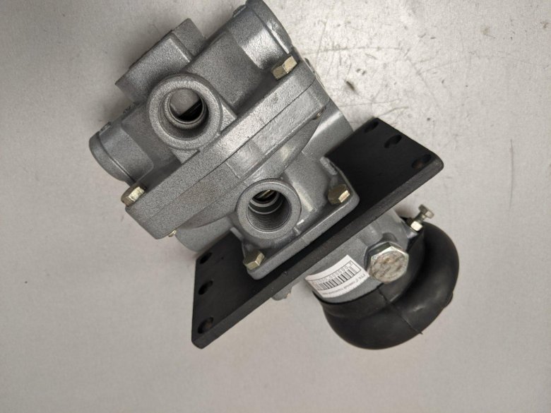 Главный тормозной кран КАМАЗ 100-3514108