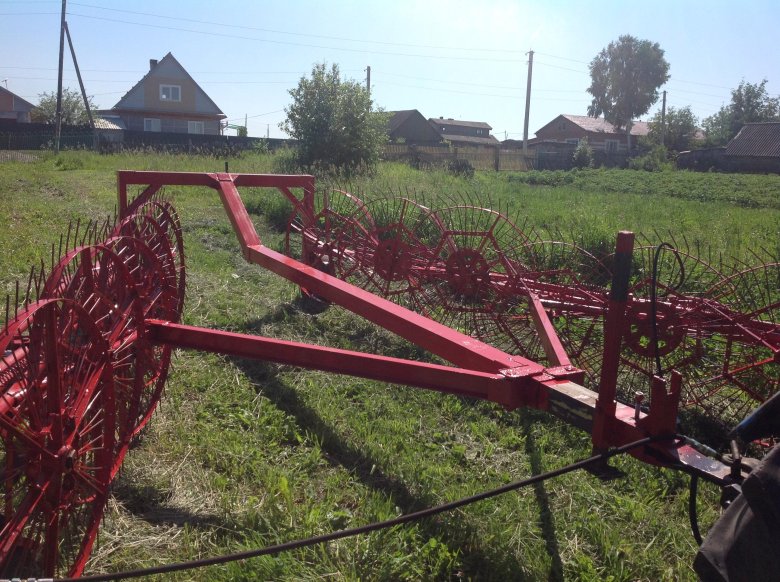 Спереди грабли ворошилки а сзади пресс подборщик