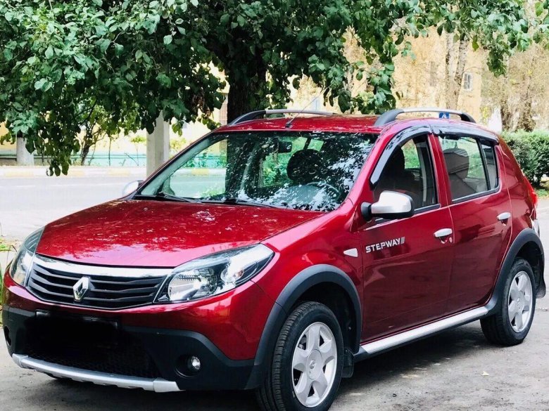 Рено Сандеро красный