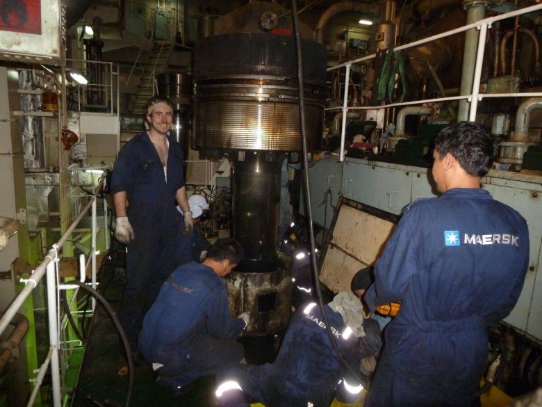 Поршень судового дизеля