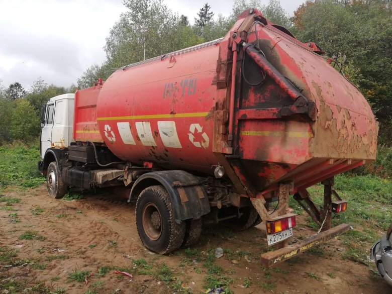 Мусоровоз с боковой загрузкой